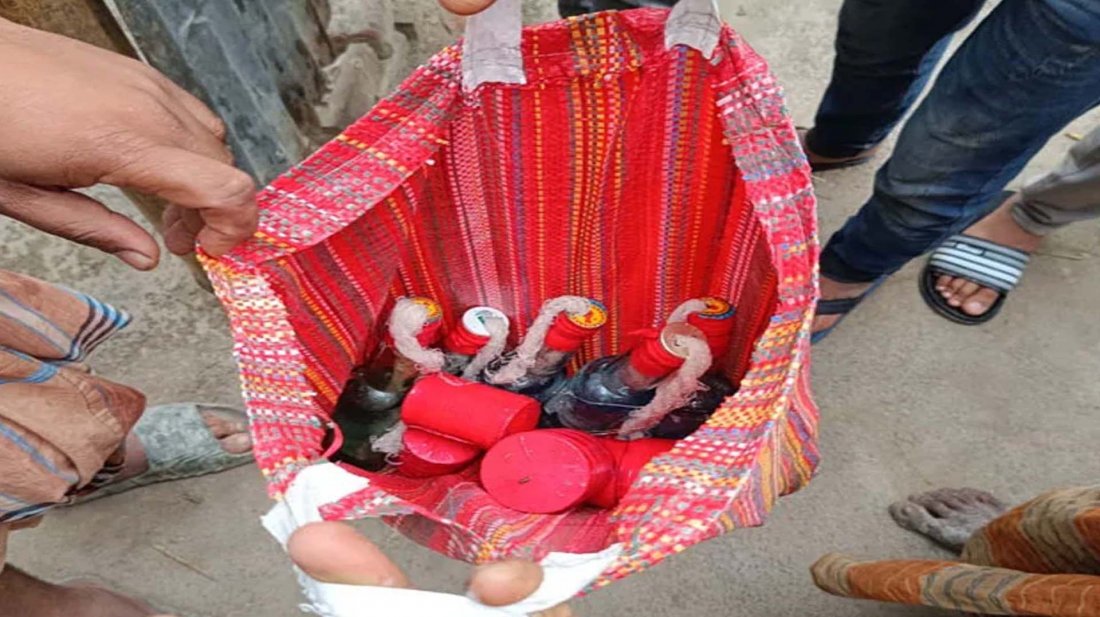 নীলফামারীতে স্বেচ্ছাসেবক দল নেতার বাড়ি থেকে পাঁচটি পেট্রোল বোমা উদ্ধার